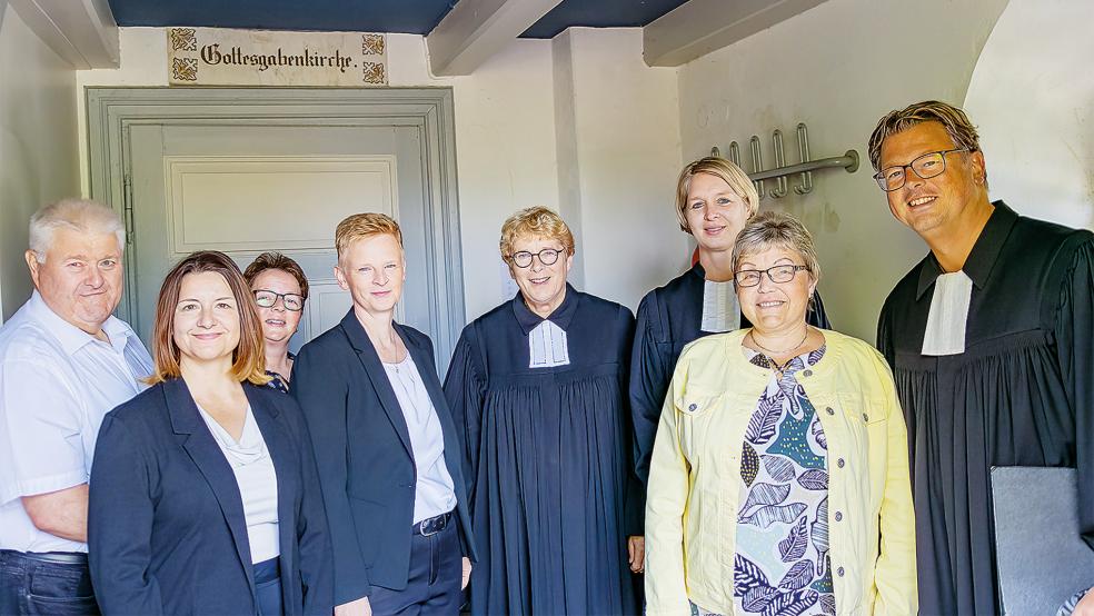 Doris Wallenstein (Vierte von links) ist neue Predigerin im Ehrenamt in der Kirchengemeinde Holthusen. Neben ihr Pastorin i.R. Hilke Klüver, Pastorin Jana Metelerkamp und Pastor Daniel Metelerkamp.  © Foto: Jungeblut