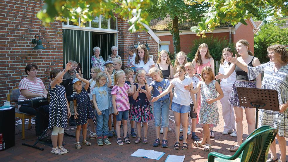 Die jungen Sängerinnen und Sänger bekamen viel Beifall bei ihrem Auftritt.  © Foto: Wolters