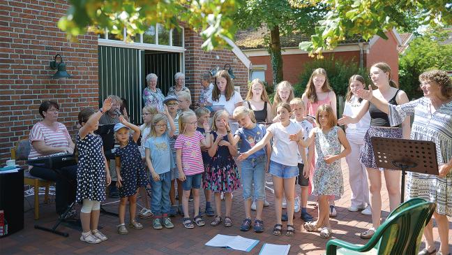 Gottesdienst und Gartenfest