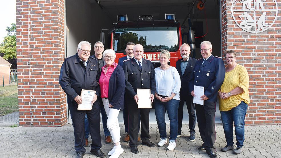 Abschied und Ernennung mit Urkunden bei der Gemeindefeuerwehr Bunde: Ingfried Battermann (links mit Ehefrau Anna) geht in »Feuerwehrpension«, Peter Oltmanns (Mitte mit Ehefrau Gertrud) ist der Nachfolger und Tobias Stirler (mit Ehefrau Claudia) der neue Stellvertreter. Mit auf dem Foto sind (hinten von links) Fachbereichsleiter Jörg Siemering, Bürgermeister Uwe Sap und Ratsherr Gerhard Janßen (Feuerwehrausschuss).  © Foto: Kuper