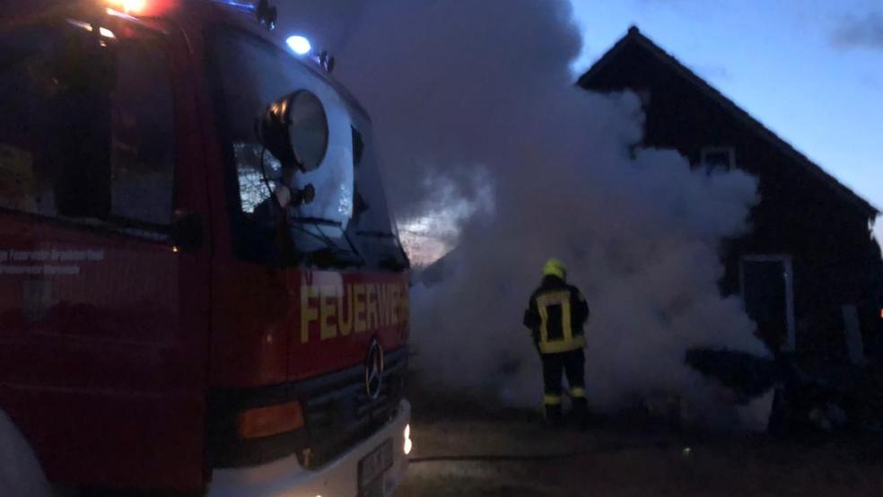Ein brennendes Haus, das ein 41-Jähriger vorher angezündet hatte, musste die Feuerwehr in der vergangenen Nacht in Neuschoo im Landkreis Wittmund löschen (Symbolfoto). © Feuerwehr