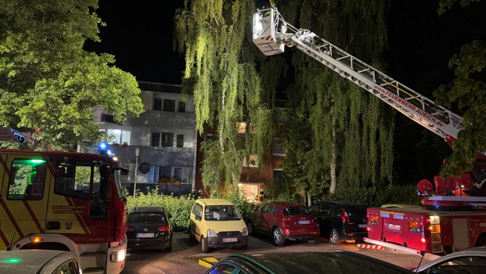 Einen Zimmerbrand in einem Mehrfamilienhaus in Aurich bekämpfte die Feuerwehr in der vergangenen Nacht. © Feuerwehr