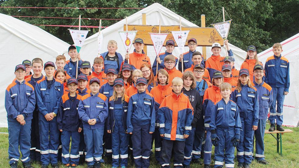 Die Gäste aus dem Rheiderland beim Stadtzeltlager der Feuerwehr in Haselünne. Im Bild die 38 Jugendfeuerwehrleute aus Weener..  © Foto: Feuerwehr/Rand