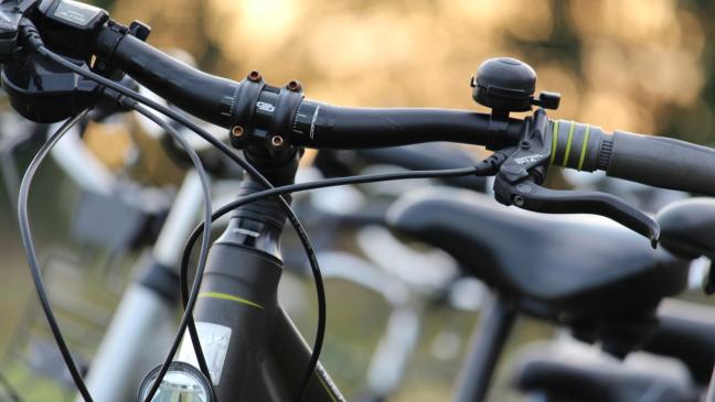 Radfahrer stoßen zusammen: 35-Jährige schwer verletzt
