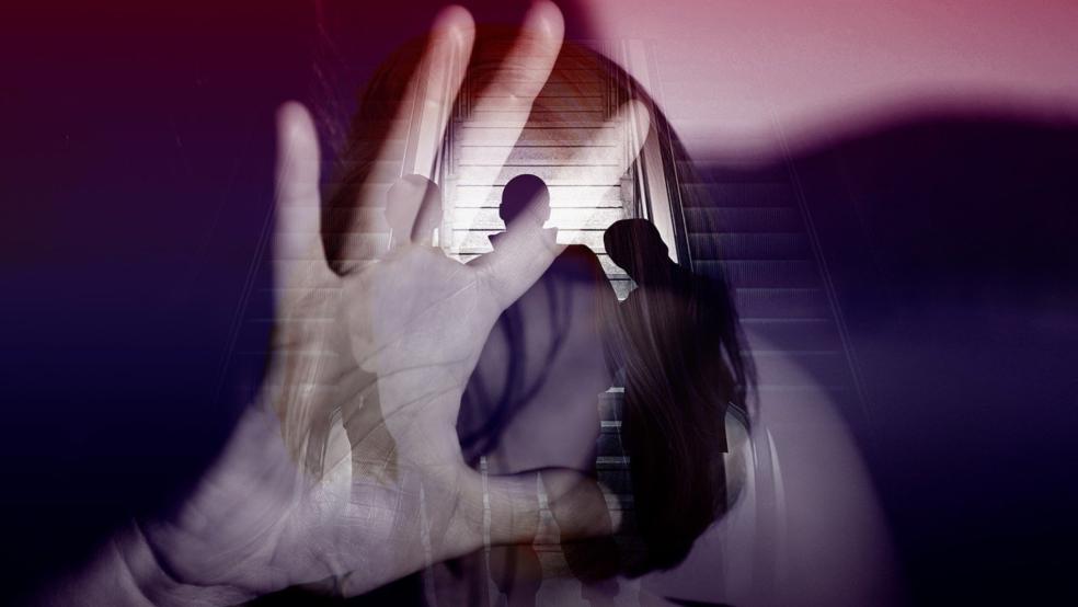 Gegenüber einer 21-jährigen Frau stießen Mitglieder einer Gruppe von fünf bis sieben Männern anzügliche Bemerkungen aus und deuteten mit Bewegungen sexuelle Handlungen an. © Pixabay (Symbolfoto)