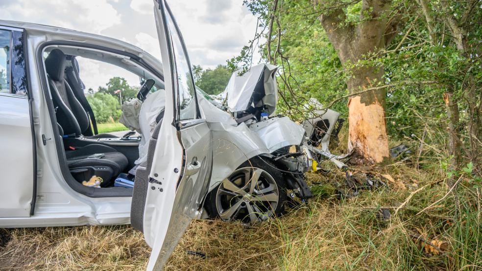 Der Peugeot stieß frontal gegen einen Baum, die Fahrerin zog sich mutmaßlich lebensgefährliche Verletzungen zu. © Bruins