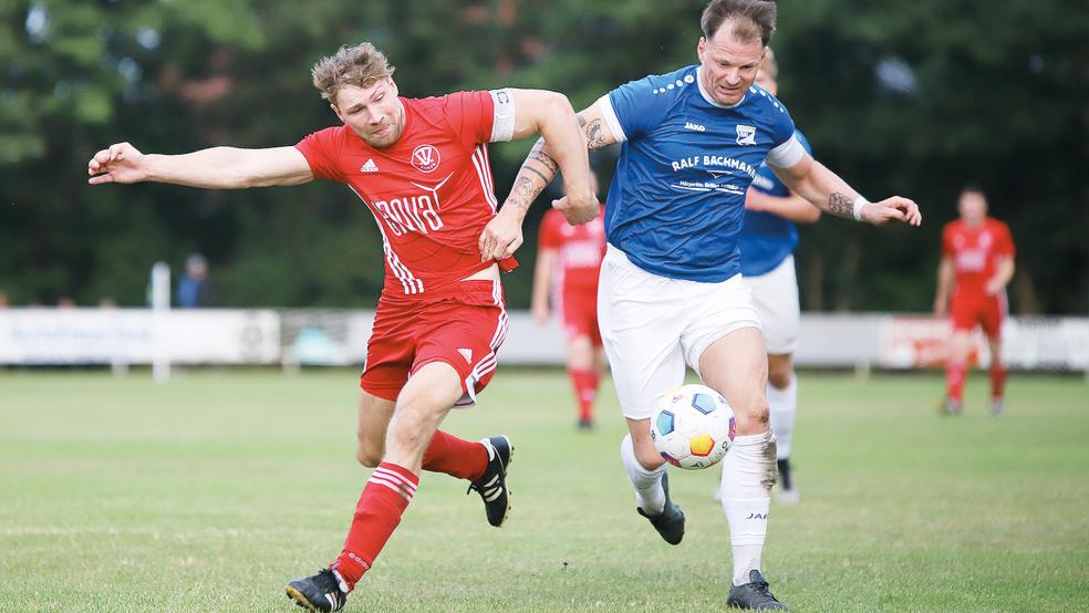 Treffen nach einem Jahr Pause auch in der Bezirksliga wieder aufeinander: Eike Schmidt mit dem TV Bunde und Kevin Böse mit dem SV Blau-Weiß Borssum. Die Hinrundenpartie ist am 14. Spieltag in Bunde.  © Foto: Kalski