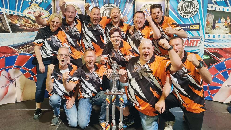 Markus Winzenborg (Dritter von oben links) aus Möhlenwarf und Benjamin Frei (Zweiter von oben rechts) aus Weener haben in der Bezirksligen-Klasse der Deutschen Liga-Mannschafts-Meisterschaften den Titel mit dem DC Snakes gefeiert.  © Foto: privat