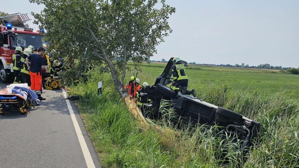 Feuerwehrleute befreiten den eingeklemmten Fahrer aus dem Wohnmobil. © Feuerwehr Wittmund