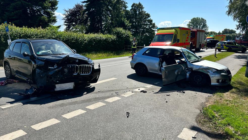 Die beiden Autos mussten abgeschleppt werden. © Carsten Redenius (Gemeindefeuerwehr Brookmerland)