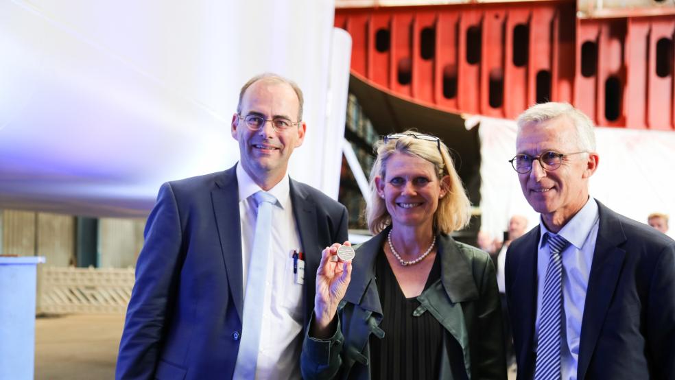 Meyer-Geschäftsführer Thomas Weigend, Judith Pirscher, Staatssekretärin im Bundesministerium für Bildung und Forschung und Harald Fassmer (Geschäftsführer Fr. Fassmer) bei der Kiellegung. © Meyer-Gruppe