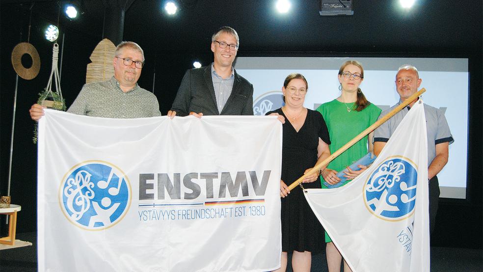 Mit dieser neuen Fahne feiern der TurnerMusikVerein und das ENS-Orchester ihre Freundschaft. Im Bild von links: Vesa Pekka (ENS), Bürgermeister Heiko Abbas, Insa Wutschke (TMV), Anne Kopra (ENS) und TMV-Chef Ingo Schmidt.  © Foto: Hoegen