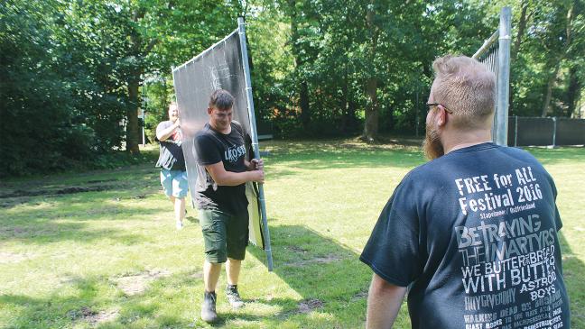 Schleppen und Schuften für das Festival-Vergnügen