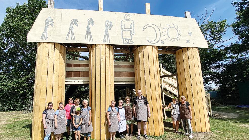 Das Küchenteam des christlichen Sommercamps um Karin Troff (Zweite von rechts) macht die beachtliche Höhe des selbstgebauten, ägyptisch verzierten Säulengangs deutlich.  © Foto: Kuper