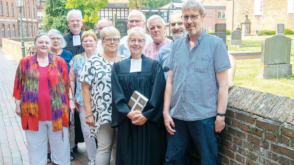 Die neue »Predigende im Ehrenamt« Katrin Meinders vor ihrem Ordinationsgottesdienst mit dem Bunder Kirchenrat sowie den Assistenten Carola Graalmann und Günther Reck (links und rechts neben Meinders) und Pastor Heiko Rademaker.  © Foto: privat