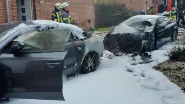 Zwei Autos vor Garage in Flammen