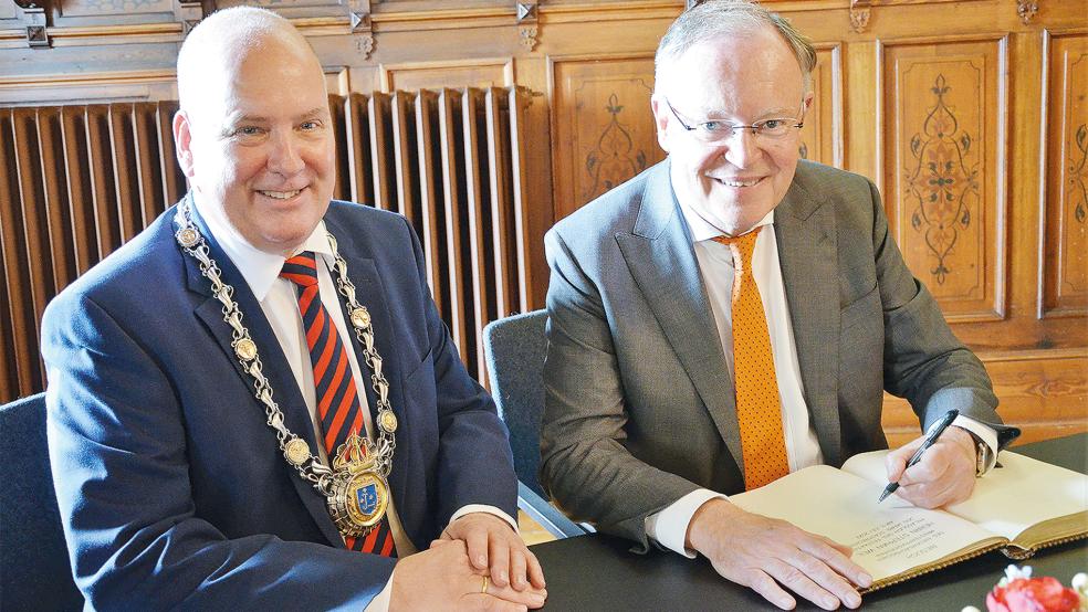 Im Beisein von Bürgermeister Claus-Peter Horst trug sich Niedersachsens Ministerpräsident Stephan Weil ins Goldene Buch der Stadt ein.  © Foto: Ammermann