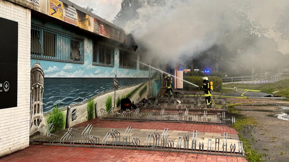 Beim Großbrand im Emder Van-Ameren-Bad entstand ein geschätzter Sachschaden in Höhe von zwei Millionen Euro. Die Ursache für das Feuer ist weiterhin unklar. © Stadt Emden