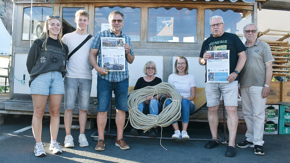 Das Programm steht und ein Tau zum Ziehen ist auch bereits da: Julia Wübbenhorst (von links), Pascal Radsick, Hilmar Bockhacker, Catharina Bockhacker, Maren Baumann (HuT), Manfred Giese und Evert Pastoor (Werbegemeinschaft) bereiten zurzeit die »Maritime Woche« in Weener vor.  © Foto: Kuper