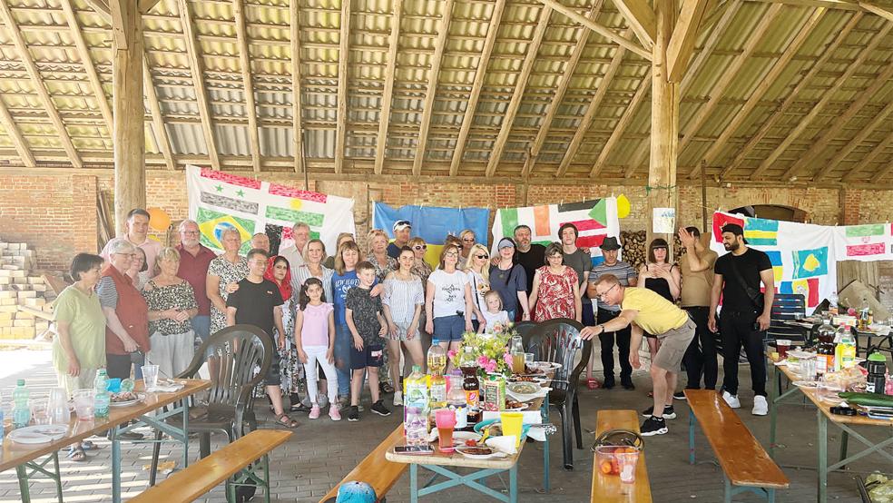 Ein gemeinsames Sommerfest feierten jetzt rund 50 Gäste auf Einladung der Bunder Initiative »Offene Arme« auf dem Gelände des Bauernhofes der Familie Rebuschat in Landschaftspolder.  © Foto: privat