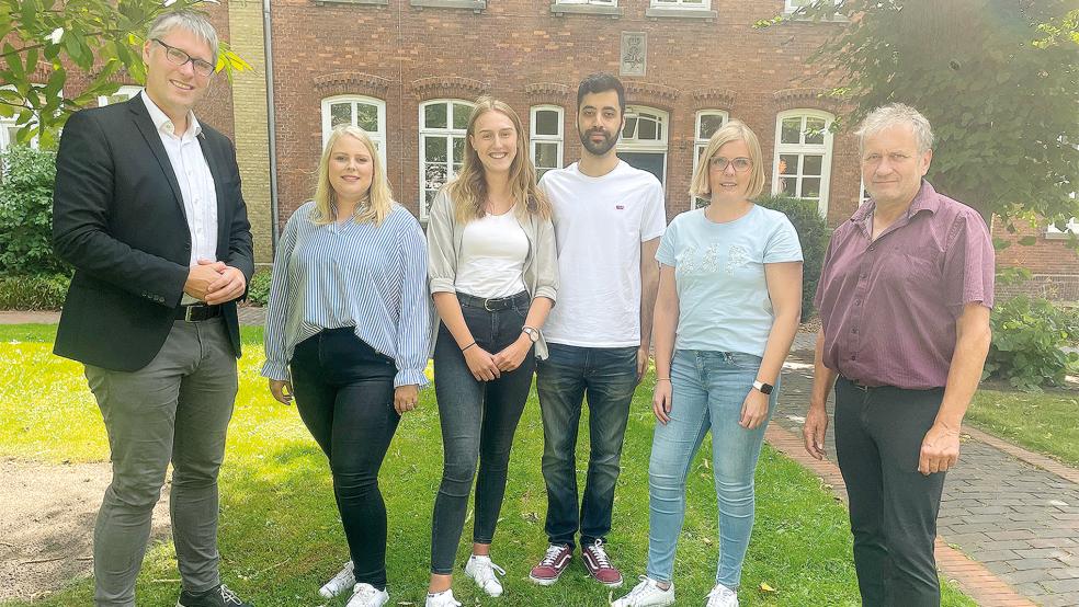 Bürgermeister Heiko Abbas (links) und Personalratsvorsitzender Robert Sonnenberg (rechts) gratulieren (von links) Gesa Bojen, Deike Engberts, Kamyar Jhyanmehr und Imke Mülder zu ihren erfolgreichen Ausbildungsabschlüssen. Nicht auf dem Bild ist Justin Werner.  © Foto: Stadt Weener