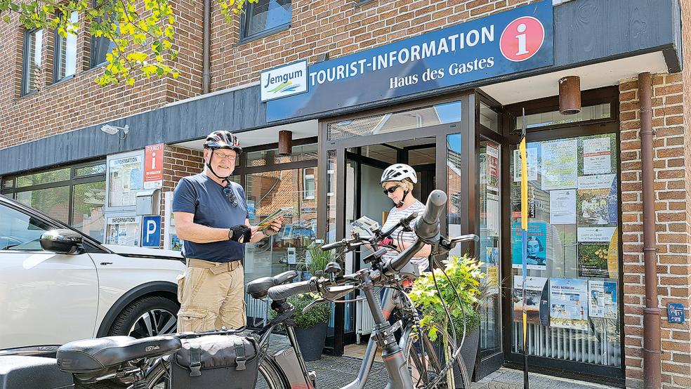 Auf ihrer Radtour durchs Rheiderland versorgten sich auch Ewald und Brigitte Knue aus Lingen in der Tourist-Information der Gemeinde Jemgum an der Sielstraße in Ditzum mit einem Gästeführer und einer Radwanderkarte.  © Foto: Szyska