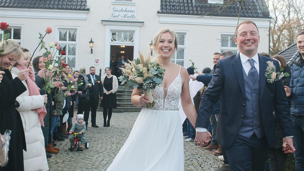 Jana und Daniel Kruse weihten als erstes Ehepaar das Trauzimmer im »Gut Halte« ein.  © Archivfoto: Berents