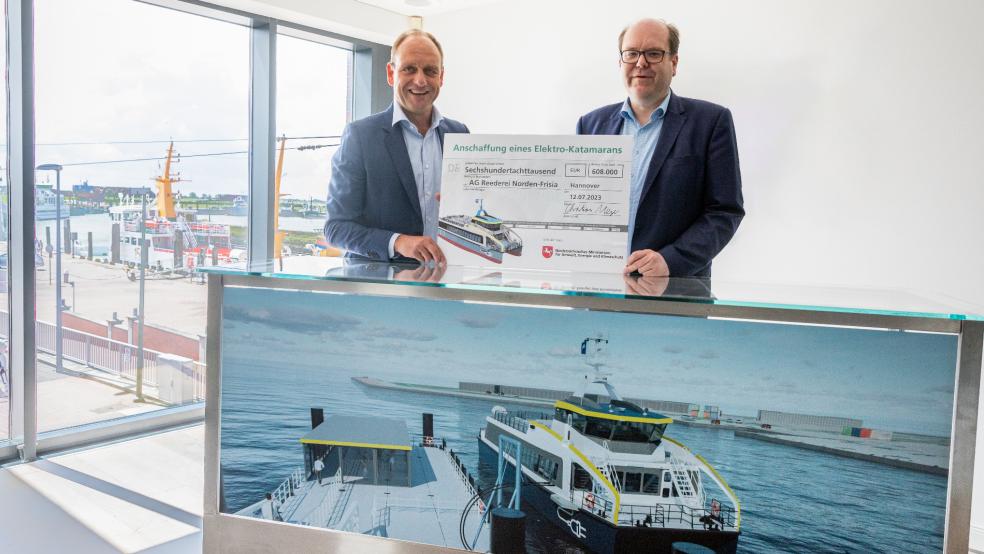 Niedersachsens Umweltminister Christian Meyer (rechts) übergab den Förderbescheid für den Bau des E-Kats an Reedereivorstand Carl-Ulfert Stegmann. © Reederei Norden-Frisia