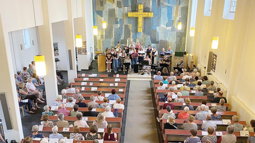 Die Auftritte der Bunder Chöre lockten viele Besucher in die lutherische Kirche.  © Foto: privat