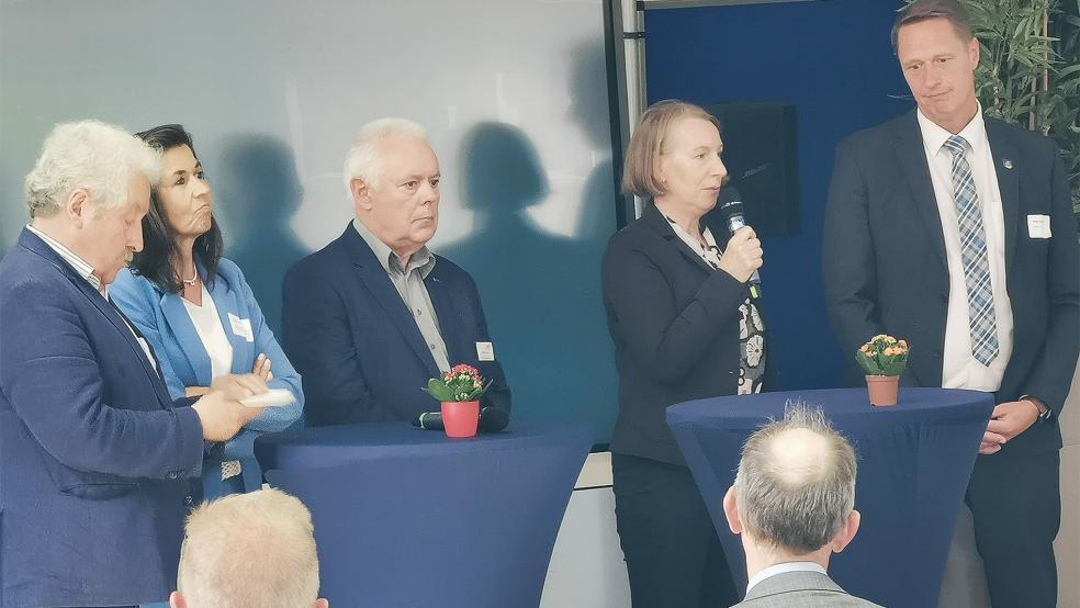 Schirmherr Rico Mecklenburg (Präsident der Ostfriesischen Landschaft), May-Britt Pürschel (Tourismus-Referatsleiterin im Niedersächsischen Wirtschaftsministerium), Rüdiger Henze (Vorsitzender des ADFC Niedersachsen), Imke Wemken (Ostfriesland Tourismus GmbH) und Holger Heymann (Landrat des Landkreis Wittmund, von links) beim Fahrrad-Kongress.  © Foto: Hochschule