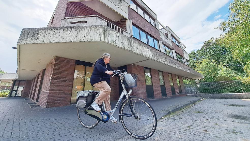 Der 1979 errichtete Altbau des Einkaufszentrums an der Ecke Bahnhofstraße/Poststraße in Weener soll einem neuen Arkadenhaus weichen. Als möglichen Baubeginn visiert die Bünting-Gruppe nun das zweite Quartal 2024 an.  © Foto: Szyska