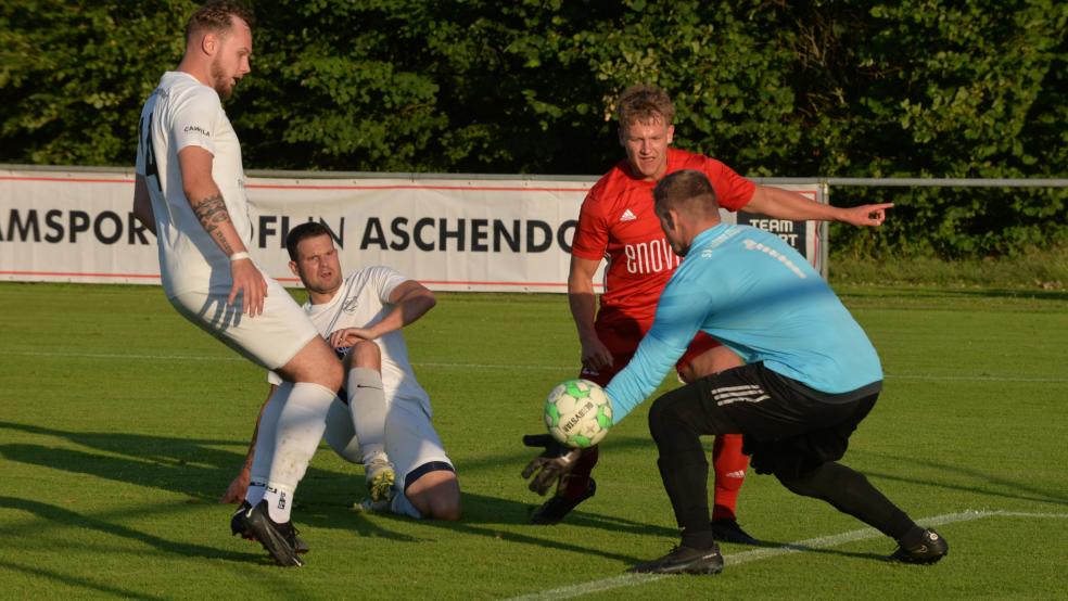Tom Siemens (rotes Trikot) wird hier im letzten Moment von Freerk Röskens (Zweiter von links) gestört. So springt der Ball an Torhüter Steffen Müller vorbei und Steffen Buse (nicht im Bild) schiebt zum 1:0-Siegtreffer für den TV Bunde ein. © Born