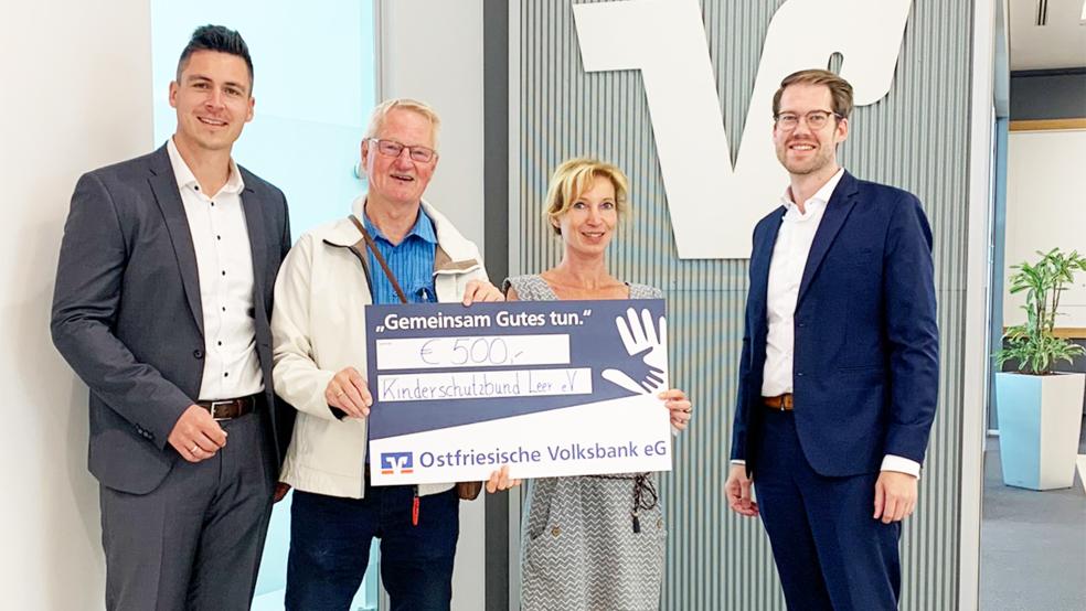 Sven Rieks (Bereichsleiter Privatkunden Leer), Richard Heeren und Tanja Siemermann-Neuhaus (beide Kinderschutzbund Kreis- und Ortsverband Leer e. V.) sowie Thomas Lüken (Bereichsleiter Firmenkunden Leer) bei der symbolischen Scheckübergabe.  © Foto: OVB