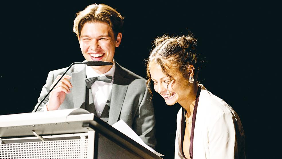 Ole Wiegmanns und Alida Bornemann hielten eine Rede im Namen der Schülerschaft.  © Foto: UEG