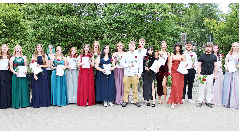 Die Absolventen der Fachoberschule Gestaltung: (von links) Pia Schmidt, Kira Möhlenkamp, Vanessa Koolhof, Julia Kalles, Sarah Sühwold, Milena Bohmann, Sina Zwick, Yasmin Leemhuis, Jasmina Stöter, Inken Tempel, Joshua Rohmann, Finn Martens, Kim Ly Le Manh, Alisa Zavizion, Jule Schönau, Mahmoud-Alexander Abd El Hay, Ciarán Bierbaum, Levyna Knipper und Feemke Tempel.  © Fotos: privat