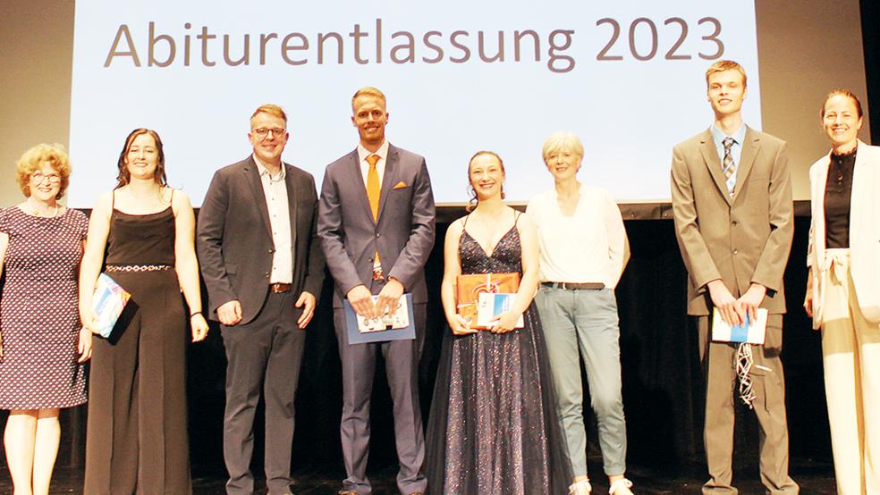 Das Foto zeigt die Jahrgangsbesten mit ihren Tutoren.  © Foto: privat