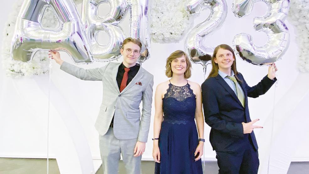 Die frischgebackenen FCSO-Abiturienten aus dem Rheiderland: (von links) Janosch Kautzky (Weener), Famke Hanken (Weener) und Jannes Markus (Jemgum). Es fehlt Celine Kolkmann (Bunde).  © Foto: privat