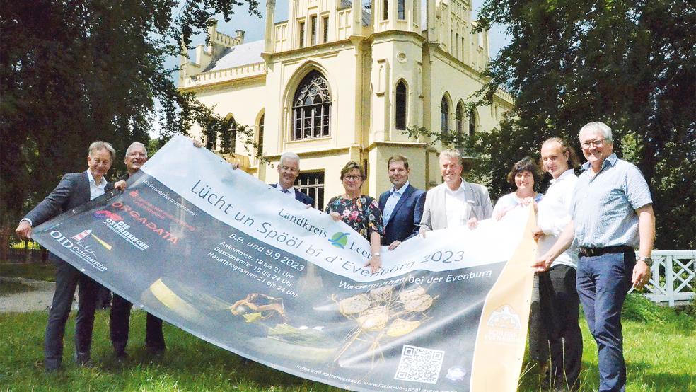 Andreas Meinders (Orgadata AG), Conrad Lübbers (Leiter Schloss Evenburg), Landrat Matthias Groote, Signe Foetzki (Ostfriesische Landschaftliche Brandkasse), Ekko Gosch (OID GmbH), Carsten Mohr (Sparkass Kulturstiftung), Birgit Zimmermann (Kulturamt), Stefan Behr (Theater ANU) und Kurt Radtke (Touristik GmbH Südliches Ostfriesland) freuen sich auf die Wassermythen.  © Foto: Ammermann