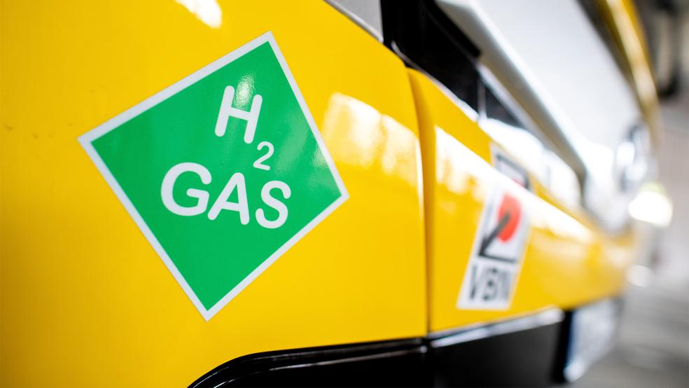 Für die Anschub-Finanzierung der Einführung von Wasserstoffbussen im Landkreis Leer investiert der Landkreis Leer in diesem Jahr 480.000 Euro.  © Foto: dpa