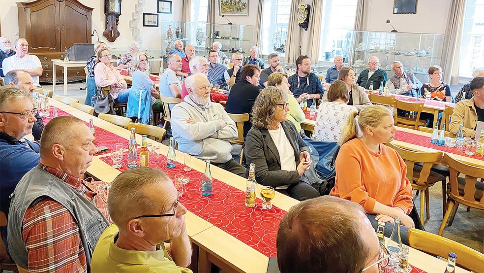 So könnte eine Ratssitzung in einer Einheitsgemeinde Rheiderland aussehen: Im Heimatmuseum in Weener trafen sich jüngst die Räte aus Jemgum (vorne), Bunde (Mitte) und Weener (hinten), um sich über das gemeinsame Kooperationsprojekt zum Klimaschutz abzustimmen.  © Fotos: Kuper