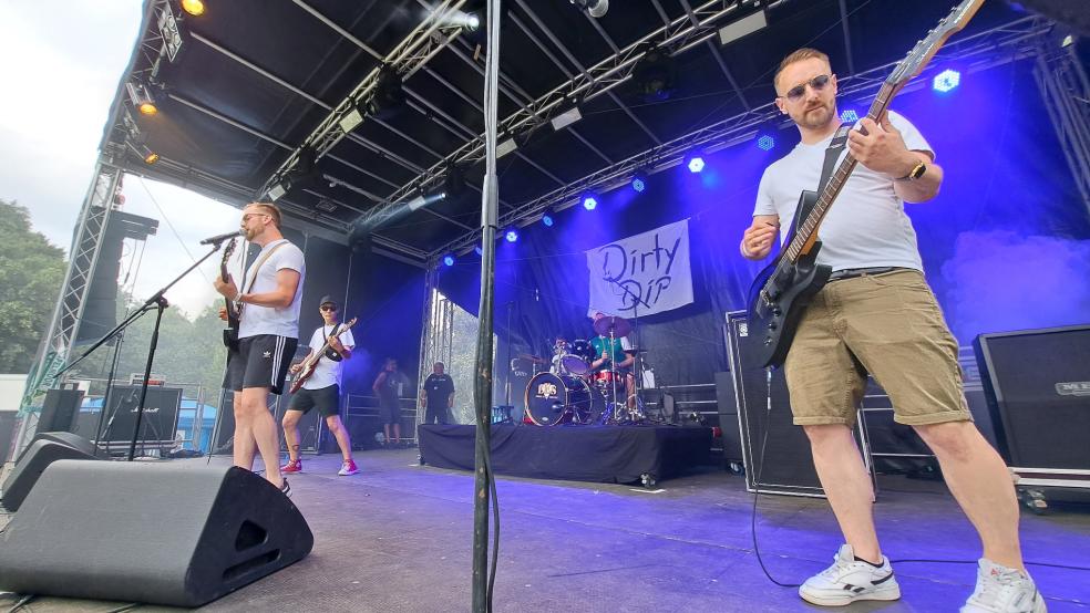 Die Möhlenwarfer Band "Dirty Dip" mit Sänger Wenko Wildeboer, Bassist Kevin Gluth, Schlagzeuger Hauke Oltrop und Gitarrist René Kloppenborg (von links) brachte das Publikum zum Start auf die richtige Festival-Temperatur. © Szyska