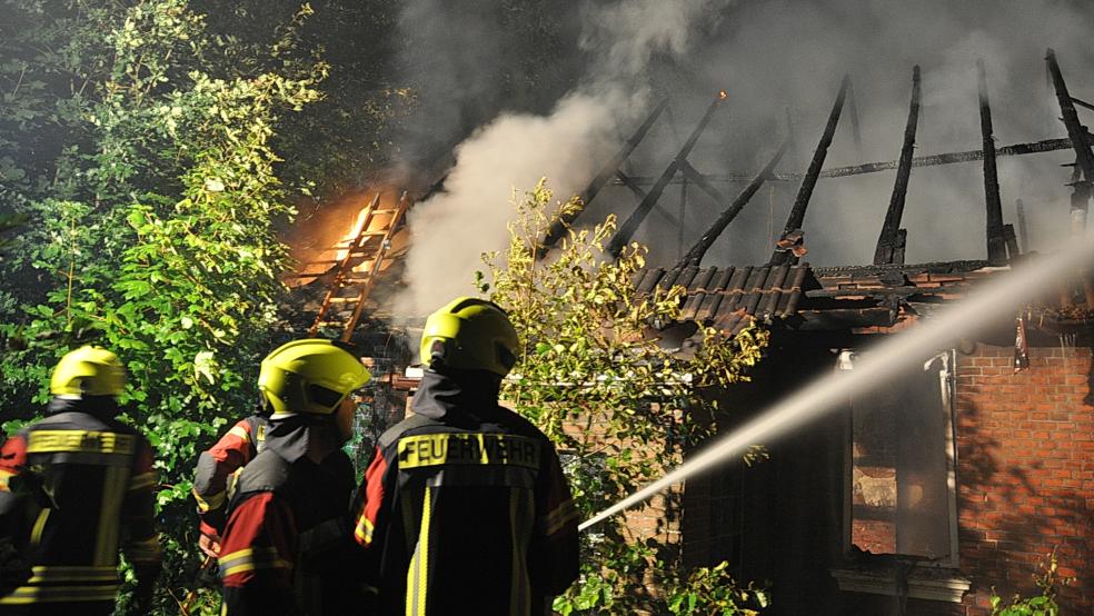 Als die Feuerwehr eintraf, stand das leerstehende Haus bereits lichterloh in Flammen. © Wolters