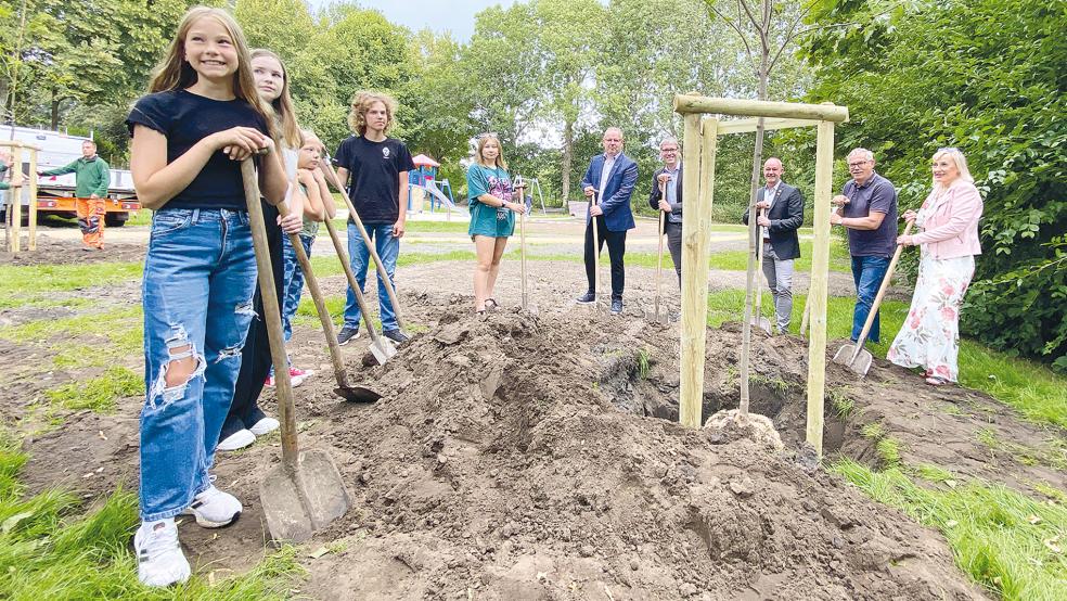 »Ein paar hundert Jahre lang« sollen zwei von Finnen und Deutschen gemeinsam neu gepflanzte Bäume im Stadtpark am Eurajokiweg die Freundschaft der beiden Städte symbolisieren.  © Kuper