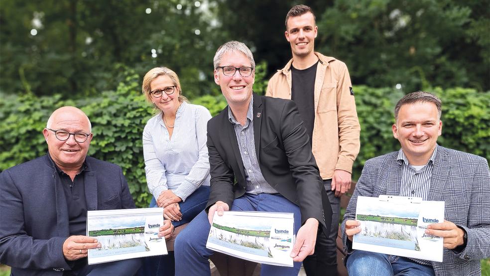 Kooperation beim Klimaschutz: Die Bürgermeister Hans-Peter Heikens (Jemgum), Heiko Abbas (Weener) und Uwe Sap (Bunde, vorne von links) mit Monika Noormann und Christian Düthmann von der NettCon Energy GmbH (hinten von links).  © Fotos: Szyska