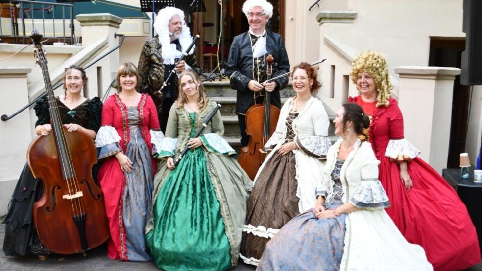 Das Europäische Barockorchester »Le Chardon« spielt auf historischen Instrumenten und trägt stilechte Kleidung. © privat