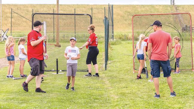 Schläger schwingen und Soccerdart