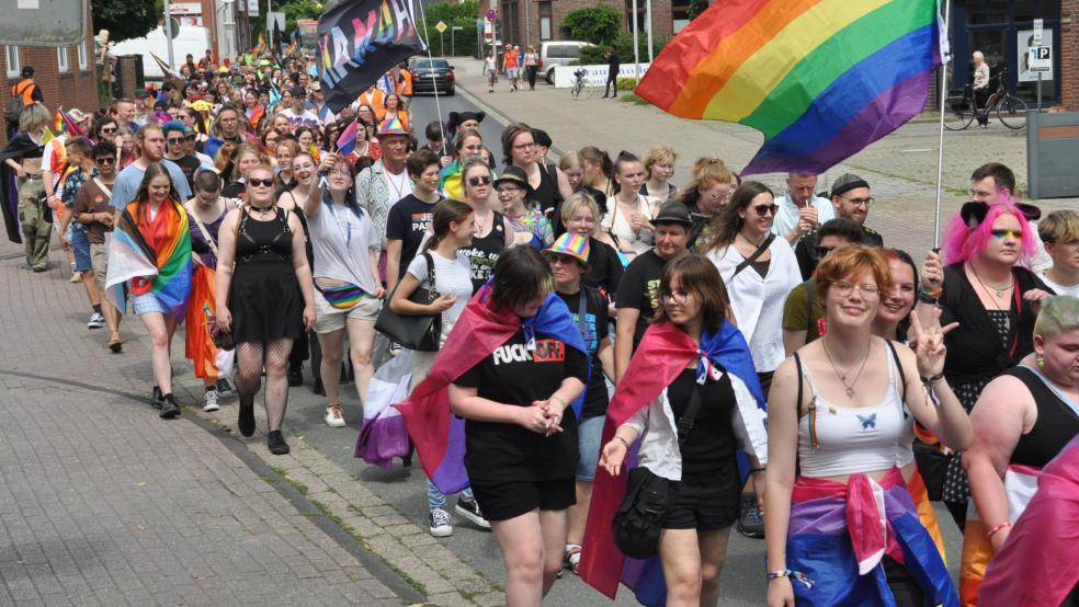 Bunt, laut und fröhlich: Der Festumzug anlässlich des zweiten Christopher Street Day in Leer führte über eine Strecke von fünf Kilomerern, Start war am Zollhaus, auf dem Denkmalplatz gab es anschließend eine Kundgebung.  © Wolters
