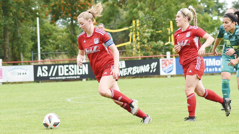 Kapitänin Lea Siemens (links) aus Holthusen erzielte gegen Jesteburg-Bendestorf das 1:1 für den SV TiMoNo.  © Foto: Koppelkamm