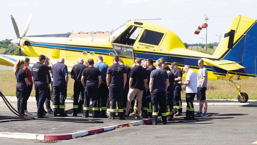 Besprechung bei einer Einsatzübung: Auf dem Flughafen in Nüttermoor gab es unlängst eine Übung, um den Ablauf eines Löschflugzeug-Einsatzes zu testen.  © Foto: Harry Hulshof