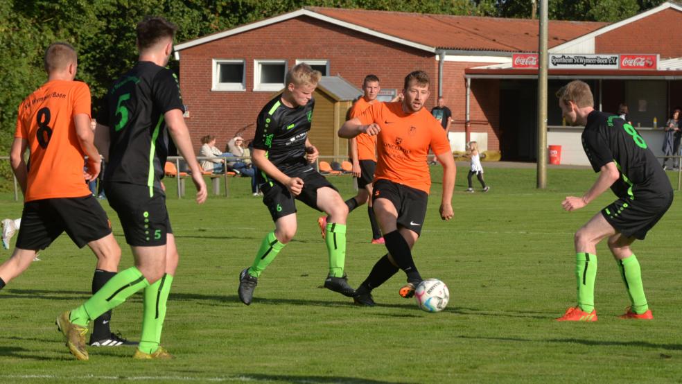 Frank Schulte (am Ball) und der SV Wymeer-Boen gewannen sowohl gegen den SV Teutonia Stapelmoor als auch gegen die SG Ems-Dollart. © Born